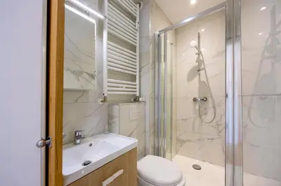 Salle de bains dans l'établissement WilSeize by Max, Bright, renovated studio, 1 min station