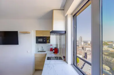 Cuisine ou kitchenette dans l'établissement WilSeize by Max, Bright, renovated studio, 1 min station