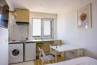 Cuisine ou kitchenette dans l'établissement WilSeize by Max, Bright, renovated studio, 1 min station
