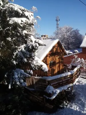 L'établissement chalet dans la ville en hiver