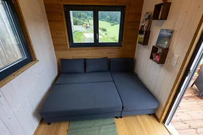 Coin salon dans l'établissement Tiny house à la ferme