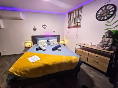 Un ou plusieurs lits dans un hébergement de l'établissement Le refuge de Bergheim - Proche Colmar - Sur la route des Vins - Studio de luxe avec Jacuzzi Privatif