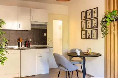 Cuisine ou kitchenette dans l'établissement Oakfel by Max, Calm and Design, Old Town Center