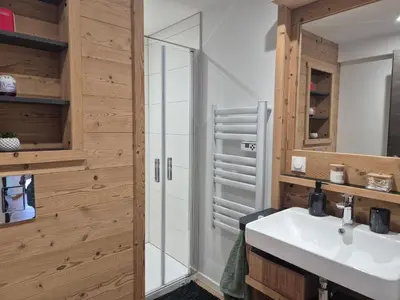 Salle de bains dans l'établissement Le Reflet des Sommets - Sauna, jardin et terrasse