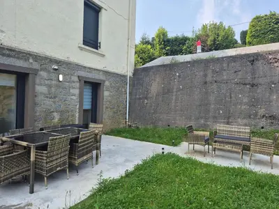 Jardin de l'établissement Le Reflet des Sommets - Sauna, jardin et terrasse