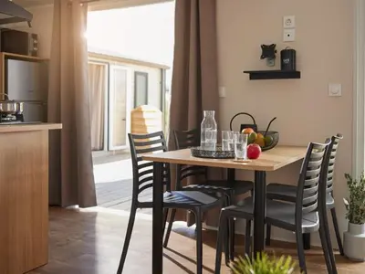 Cuisine ou kitchenette dans l'établissement Mobil-home confortable 4 pers avec terrasse - API-1-52-611