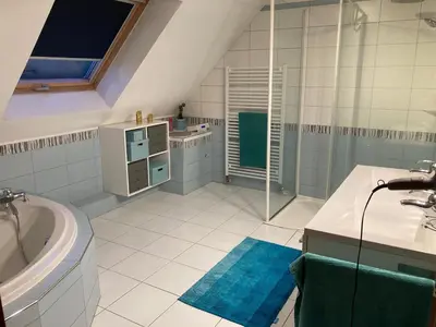 Salle de bains dans l'établissement Villa au calme avec piscine et jacuzzi