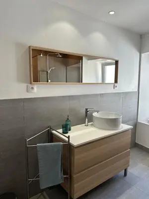 Salle de bains dans l'établissement Les Mirabelles