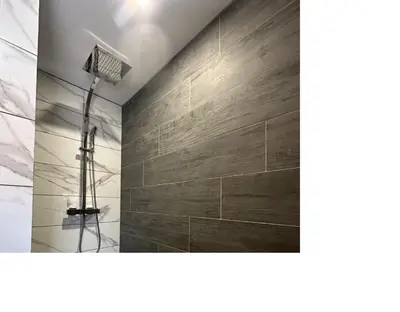 Salle de bains dans l'établissement Gîtes pour 2 à 6 personnes Manala et Vivala