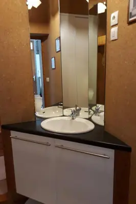 Salle de bains dans l'établissement Les Ecureuils