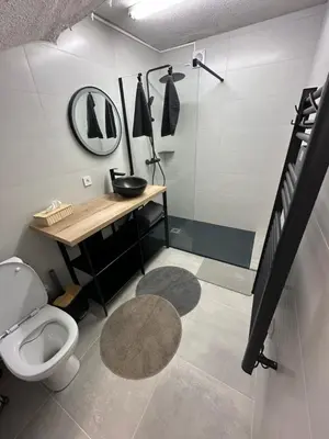 Salle de bains dans l'établissement Là cachette