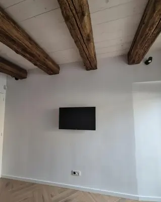 Télévision ou salle de divertissement dans l'établissement La Lanterne