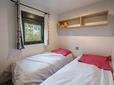 Un ou plusieurs lits dans un hébergement de l'établissement Mobil home 32m² avec terrasse, 3 chambres pour 6 personnes - API-1-52-713