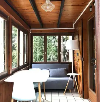 Coin salon dans l'établissement Chalet autonome avec étang pleine nature