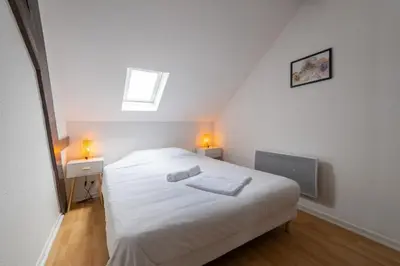 Un ou plusieurs lits dans un hébergement de l'établissement Très bel appartement proche centre Stationnement rue Gratuit