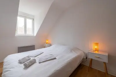 Un ou plusieurs lits dans un hébergement de l'établissement Très bel appartement proche centre Stationnement rue Gratuit