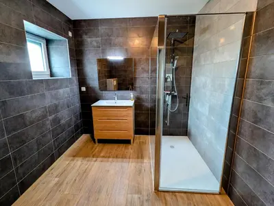 Salle de bains dans l'établissement Gîte de charme dans Les Vosges du sud, parfait pour 14 personnes - FR-1-583-511