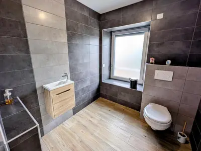 Salle de bains dans l'établissement Gîte de charme dans Les Vosges du sud, parfait pour 14 personnes - FR-1-583-511