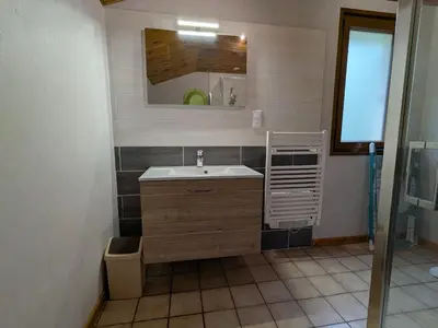 Salle de bains dans l'établissement Chalet confortable dans les Vosges - 2 gîtes indépendants - FR-1-589-838