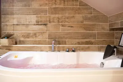 Salle de bains dans l'établissement Casa del Sol - Jacuzzi & Boho Elegance