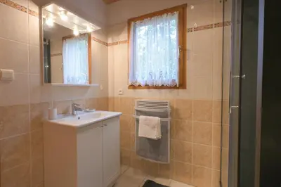 Salle de bains dans l'établissement Chalet Mulli, Familial 7p, Jardins & Terrasse à Gérardmer