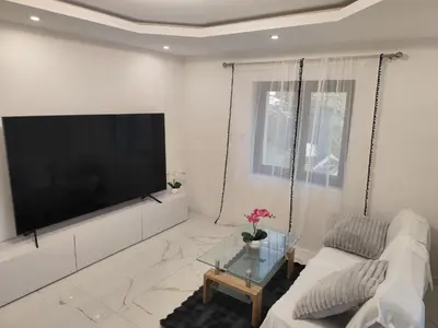 Télévision ou salle de divertissement dans l'établissement Appartement meublé Rixheim Alsace