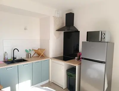 Cuisine ou kitchenette dans l'établissement La Parenthèse Divine Studio avec balcon Mulhouse