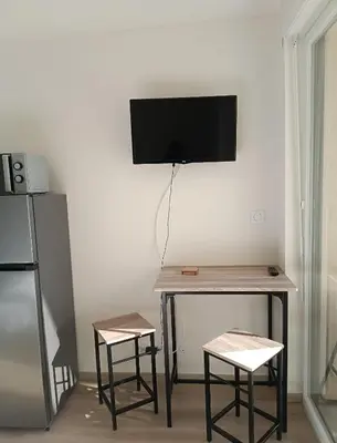 Télévision ou salle de divertissement dans l'établissement La Parenthèse Divine Studio avec balcon Mulhouse