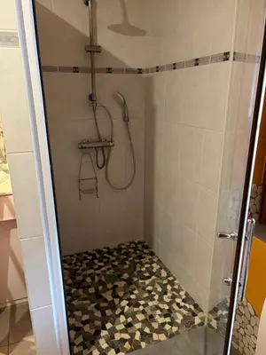 Salle de bains dans l'établissement Chalet au bord du lac de Longemer