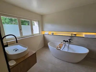 Salle de bains dans l'établissement Gîte perché en bordure de forêt - Jacuzzi privatif