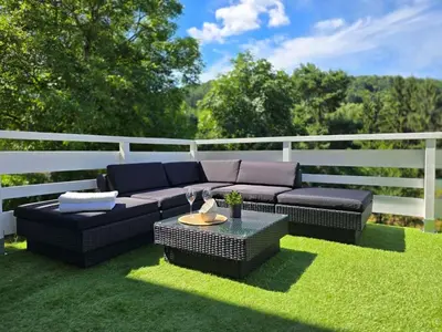 Coin salon dans l'établissement Gîte perché en bordure de forêt - Jacuzzi privatif