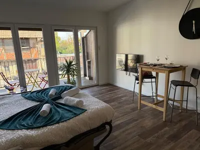 Un ou plusieurs lits dans un hébergement de l'établissement Studio lumineux avec terrasse