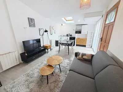 Télévision ou salle de divertissement dans l'établissement Le Jardin Secret Apartment