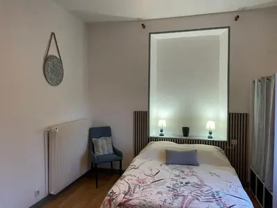 Un ou plusieurs lits dans un hébergement de l'établissement Charmant appartement F1