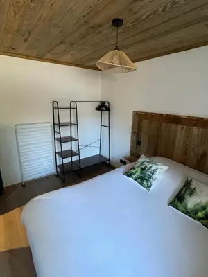 Un ou plusieurs lits dans un hébergement de l'établissement Le Hibou appartement avec vue lac et montagnes