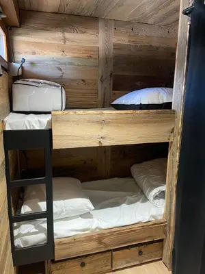 Un ou plusieurs lits dans un hébergement de l'établissement Le Hibou appartement avec vue lac et montagnes