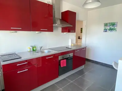 Cuisine ou kitchenette dans l'établissement Expérience unique Explorer 3 pays depuis le même logement