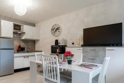 Cuisine ou kitchenette dans l'établissement Kamélia - 10min des pistes