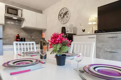Cuisine ou kitchenette dans l'établissement Kamélia - 10min des pistes