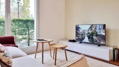 Télévision ou salle de divertissement dans l'établissement Le Cocon du Koenigsbourg Colmar Parking