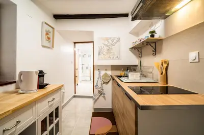 Cuisine ou kitchenette dans l'établissement Cozy Old Town Suite - Quiet and Central Cocoon