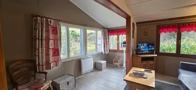 Télévision ou salle de divertissement dans l'établissement Chalet du Feignole