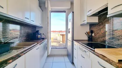 Cuisine ou kitchenette dans l'établissement Au rythme de la Cavalerie Centre & Terrasse