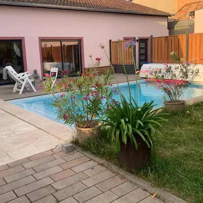Piscine de l'établissement Les Rives du vignoble ou située à proximité