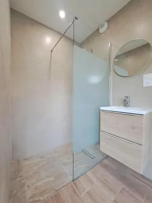 Salle de bains dans l'établissement Chez Fernand à Colmar Maison neuve tout confort avec jardin et parking inclus