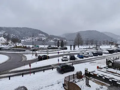 L'établissement Au bord du Lac Belvedere à Gerardmer en hiver