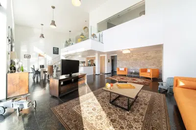 Télévision ou salle de divertissement dans l'établissement Modern and spacious villa