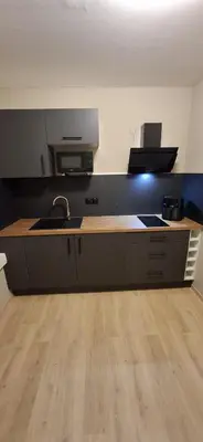 Télévision ou salle de divertissement dans l'établissement Le Square Inn