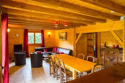 Coin salon dans l'établissement Chalet spacieux à Le Tholy avec vue montagne