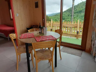Vue générale sur la montagne ou vue sur la montagne depuis le chalet